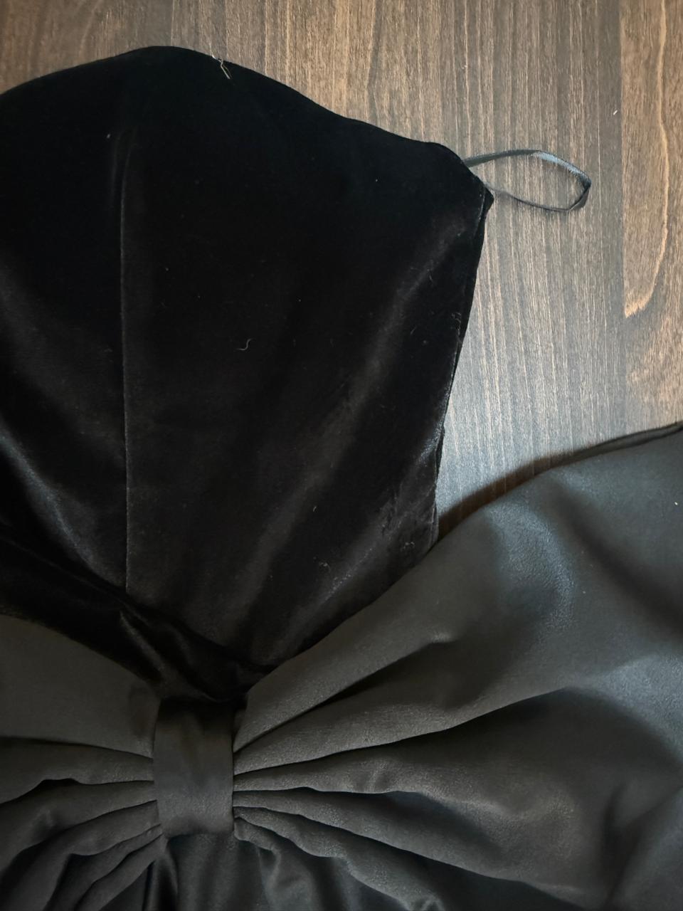 Noir Ruffle Muse